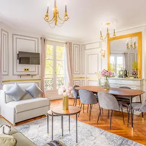 luxury-2-bedroom-with-balcony-louvre-notre-dame.fr-paris.fr/